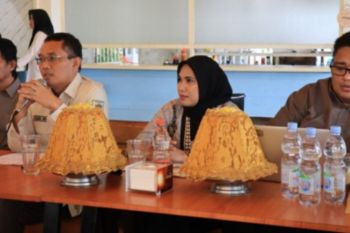 Bawaslu Sulbar memberikan penghargaan informatif kepada Bawaslu Mamuju