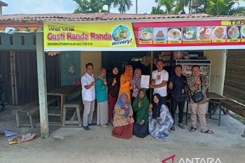 LPDM dan Kadin Inhil serahkan sertifikat halal di Kecamatan Keritang