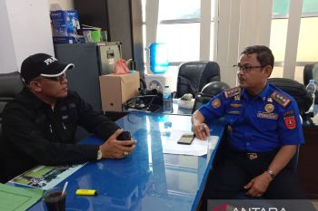 Satpol PP Damkar Agam tertibkan ratusan baliho Caleg