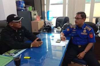 Satpol PP Agam tertibkan baliho caleg