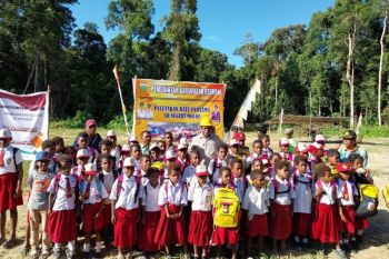 Bupati Keerom imbau orang tua mendukung anak pergi ke sekolah