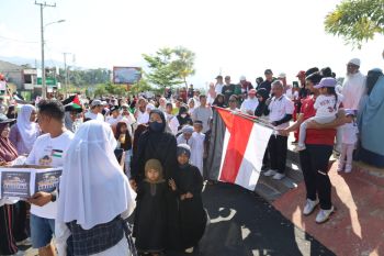 Ratusan warga mengikuti aksi solidaritas untuk Palestina di Luwu Timur