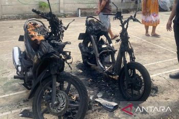 orang tidak dikenal bakar motor warga di RPTRA Kembangan