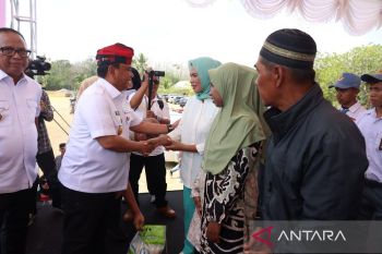 Pj Gubernur Sultra serahkan bantuan beasiswa dan 2.000 paket Sembako di Muna Barat