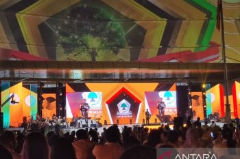 Presiden Jokowi menyapa Prabowo Subianto sebagai capres KIM di HUT ke-59 Golkar