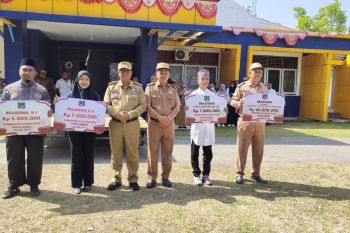 Pemkab Muna Barat serahkan 257 beasiswa kepada siswa berprestasi