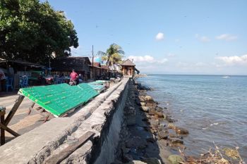 Pemkot Mataram pasang tanggul Ban Insang sebagai langkah antisipasi abrasi pantai