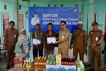 Bupati HST salurkan bantuan bagi korban puting beliung di Desa Mantaas