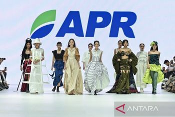 Kolaborasi padukan simplicity dan sustainability dari serat rayon APR di JFW 2024