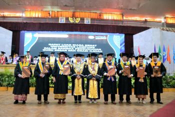 Unila kukuhkan tujuh guru besar baru