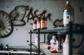 Jangan simpan cairan berbahaya dalam botol air mineral
