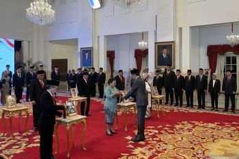 Presiden Jokowi menganugerahkan gelar pahlawan nasional kepada enam tokoh