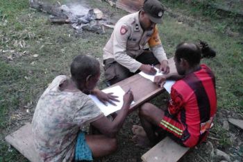 Bhabinkamtibmas ajarkan membaca tulis lansia di Jayapura