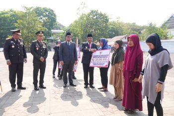 Penjabat Gubernur Sulsel dan Pangdam serahkan bansos di Hari Pahlawan