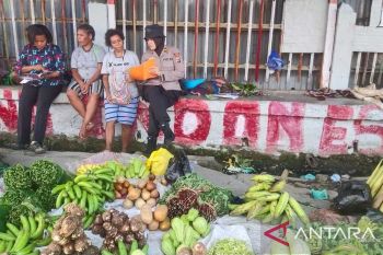 Polres Jayapura ajari mama-mama OAP jual sayur belajar baca tulis