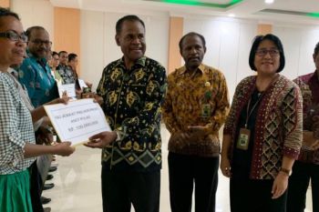 Kemenag RI serahkan bantuan dana pembangunan 23 gereja di Papua