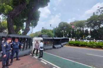 Polisi tutup jalan depan Gedung KPU RI menjelang penetapan capres-cawapres