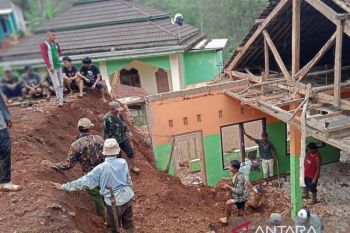 Cuaca ekstrem picu longsor dan angin kencang di Sukabumi