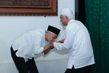 Bakal Capres Ganjar sowan ke KH Mustofa Bisri bahas situasi Indonesia terkini
