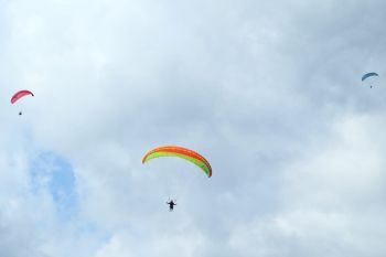 Aspotdirga Kasau Andi Wijaya  apresiasi peserta Bolsel Paragliding International