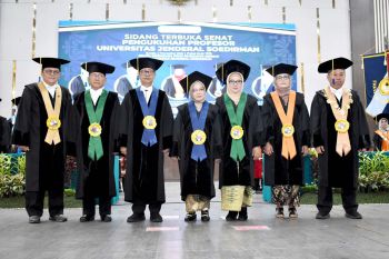 Unsoed Purwokerto kembali kukuhkan lima profesor baru