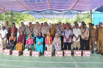 Kapolda NTT beri bantuan sembako ke 100 keluarga kurang mampu