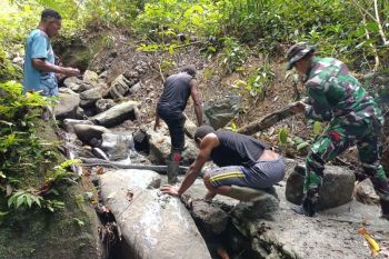 Satgas Pamtas RI-PNG bantu perbaiki sumber air bersih