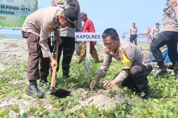 Polres Pasaman Barat tanam pohon cegah abrasi Pantai Sasak