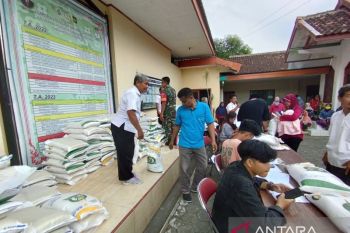 Ratusan warga Pengasih di Kulon Progo mendapat bantuan beras pemerintah