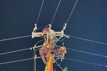 Tiang listrik roboh tersangkut truk, PLN NTB gerak cepat lakukan perbaikan