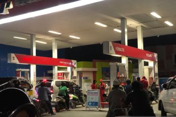 Warga Palu keluhkan antrian panjang di SPBU