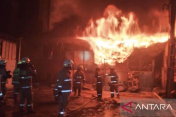 Enam lapak produksi mebel di Pondok Bambu Jaktim ludes terbakar
