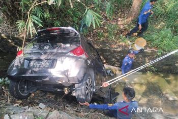 Lupa rem tangan, mobil terjun ke jurang di Bogor
