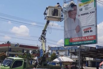 Bawaslu Dharmasraya tertibkan ribuan alat peraga menyalahi aturan