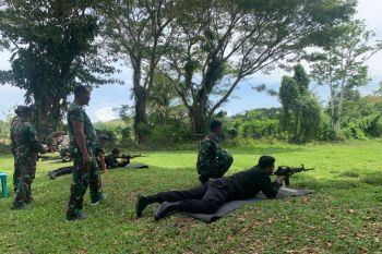 Petugas Rutan Donggala latihan tembak di Batlyon Infantri 711