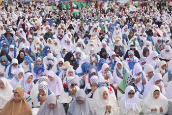 Gubernur Ansar bersama ribuan warga berdoa untuk rakyat Palestina