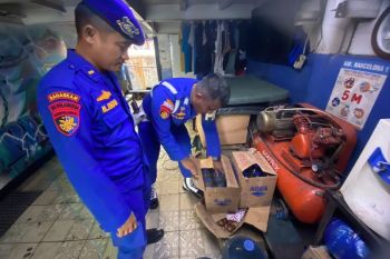 Puluhan botol captikus dari Sulut diselundupkan ke KM Barcelona menuju Ternate