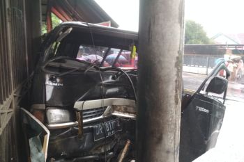 Tengah menyapu, IRT di Lotim tewas ditabrak mobil 'nyelonong' ke halaman rumah