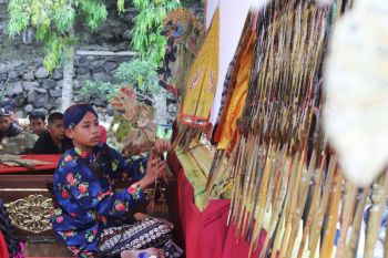 SMPN 3 Sleman pentaskan wayang kulit dengan dalang cilik