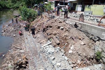 Pemkot Mataram pasang bronjong antisipasi dampak bencana hidrometeorologi.