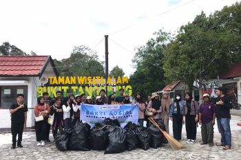 Mahasiswa UMPR laksanakan bakti sosial lingkungan di Taman Wisata