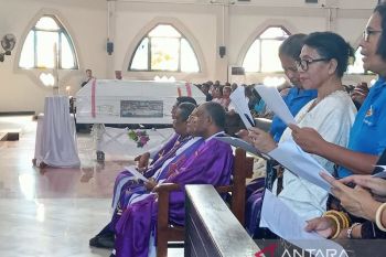 Ribuan warga  sambut jenazah Uskup Agung Ende