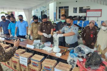 Kejari Mataram memusnahkan barang bukti sitaan 102 perkara inkrah