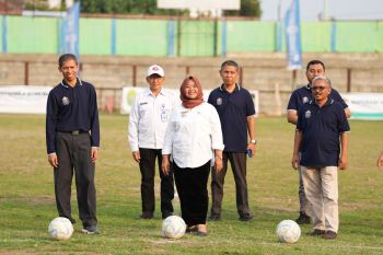 Bupati Sleman melakukan "kick off" Liga Sepak Bola Istimewa DPMPTSP DIY