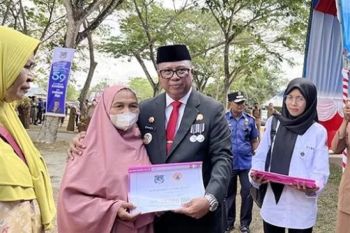 Pemda Mubar serahkan bantuan Rp25 juta untuk korban kebakaran dan puting beliung