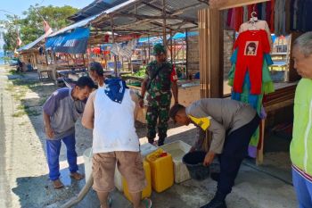 Polres Banggai distribusi air bersih bagi warga terdampak kekeringan