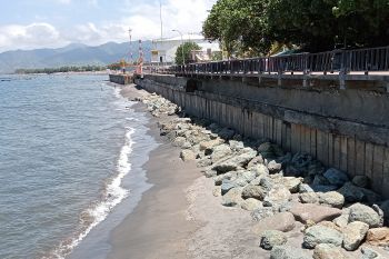 Pemkot Mataram membuat "riprap" cegah erosi akibat gelombang pasang