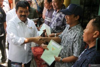 Menteri ATR/BPN serahkan sertifikat tanah korban lumpur Lapindo