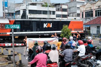 KAI Palembang ajak masyarakat disiplin berkendara di perlintasan KA