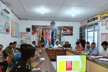 KPU Kulon Progo mengkaji PKPU soal kampanye antisipasi pelanggaran